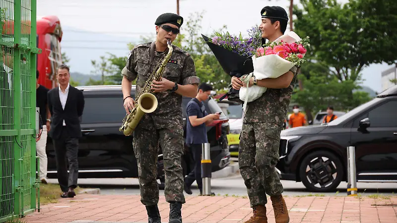 taeyung-v-rm-namjoon-servicio-militar-reuters